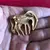 Foto de um(a) Antigo Broche De Zebra Dourado Estilo Art Deco, da categoria de Outros colecionáveis. Com aproximadamente 2cm. Mostrado de uma perspectiva diferente. Vendido no marketplace Trésors.