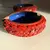 Foto de um(a) Antigo Par De Cinzeiros Chineses Em Laca Oriental Cinnabar, da categoria de Cinzeiros. Antigos e lindos cinzeiros orientais feitos à mão em Cloisonné, laca vermelha dita Cinnabar. Decorados com flores e... Mostrado de uma perspectiva diferente. Vendido no marketplace Trésors.