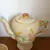 Foto de um(a) Antigo Conjunto Café Chá Porcelana Inglesa Brentleigh Ware, da categoria de Conjuntos de café e chá. Antigo e muito decorativo jogo de café ou chá Art Deco em porcelana Inglesa Brentleigh Ware Staffordshire. O nome dessa... Mostrado de uma perspectiva diferente. Vendido no marketplace Trésors.