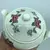 Foto de um(a) Antigo Açucareiro Leiteira Porcelana Inglesa Wedgwood, da categoria de Leiteira. Wedgwood. Açucareiro e leiteira em finíssima porcelana inglesa, manufatura Wedgwood. Com linda decoração floral feita à mão... Mostrado de uma perspectiva diferente. Vendido no marketplace Trésors.