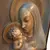 Foto de um(a) Antiga Escultura De Parede Virgem Cerâmica Italiana Art Deco, da categoria de Objetos de parede esculturais. Madonna e bambino. Lindo e grande quadro/placa de parede, estilo Art Deco, feita a mão em cerâmica italiana, ricamente... Mostrado de uma perspectiva diferente. Vendido no marketplace Trésors.