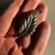 Foto de um(a) Fino Broche No Formato De Folha Banhado A Ouro, da categoria de Outros colecionáveis. Peça feita à mãoaproximadamente 5cm. Mostrado de uma perspectiva diferente. Vendido no marketplace Trésors.