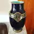 Foto de um(a) Antigo Vaso Jarro Ânfora Clássico Porcelana Sarreguemines, da categoria de Vasos. Importante vaso azul artístico em porcelana francesa Sarreguemines, pintado à mão e ornamentado com bronze. Peça toda... Mostrado de uma perspectiva diferente. Vendido no marketplace Trésors.