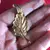 Foto de um(a) Fino Broche No Formato De Folha Banhado A Ouro, da categoria de Outros colecionáveis. Peça feita à mãoaproximadamente 5cm. Mostrado de uma perspectiva diferente. Vendido no marketplace Trésors.