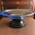 Foto de um(a) Antigo Centro De Mesa Fruteira Art Deco Em Cristal Tcheco, da categoria de Centro de mesa. Lindo e grande centro de mesa em cristal azul, base em grosso cristal czecho. Estilo Art Deco, década de 1950/60. Em... Mostrado de uma perspectiva diferente. Vendido no marketplace Trésors.