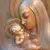 Foto de um(a) Antiga Escultura De Parede Virgem Cerâmica Italiana Art Deco, da categoria de Objetos de parede esculturais. Madonna e bambino. Lindo e grande quadro/placa de parede, estilo Art Deco, feita a mão em cerâmica italiana, ricamente... Mostrado de uma perspectiva diferente. Vendido no marketplace Trésors.