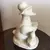 Foto de um(a) Antigo Bibelô Bloco Escultórico Pato Em Porcelana Alemã, da categoria de Escultura. Em perfeito estado.Alt : 17cm Larg : 12cm. Mostrado de uma perspectiva diferente. Vendido no marketplace Trésors.