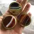 Foto de um(a) Coleção Com 6 Caixinhas Porta Comprimido Com Pedra Ágata, da categoria de Cestos e Caixas. Conjunto com 6 caixinhas de coleção ou porta comprimidos, com armação em metal dourado, e tampa com legítima pedra... Mostrado de uma perspectiva diferente. Vendido no marketplace Trésors.