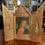 Foto de um(a) Arte Sacra Antigo Raro Oratório Tríptico Em Madeira E Ouro, da categoria de Objetos religiosos e espirituais. Arte Sacra. Antigo e lindo oratório tríptico. Madeira policromada com ouro, com detalhes pintados à mão. Século XX. Medidas... Mostrado de uma perspectiva diferente. Vendido no marketplace Trésors.