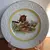 Foto de um(a) Antigo Grande Prato Medalhão Porcelana Inglesa Ivory Ware, da categoria de Pratos Decorativos. Wood’s Ivory Ware - England. Grande prato medalhão de parede em fina porcelana inglesa, com linda decoração rural com casal... Mostrado de uma perspectiva diferente. Vendido no marketplace Trésors.