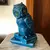 Foto de um(a) Antiga Escultura Porcelana Coruja Com Livros - Sabedoria, da categoria de Modelos e estatuetas. Linda escultura de coruja com livros, símbolo da sabedoria, em porcelana vitrificada, com olhos de cristal. Medidas 17x12cm. Mostrado de uma perspectiva diferente. Vendido no marketplace Trésors.