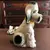 Foto de um(a) Antigo Raro Abajur Escultura De Cachorro Porcelana Alemã, da categoria de Abajures. Antigo e original abajur no formato de cachorro em porcelana alemã, olhos de cristal. Impecável. Década 1930.Medidas 16x11cm. Mostrado de uma perspectiva diferente. Vendido no marketplace Trésors.