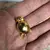 Foto de um(a) Antigo Broche Francês De Pássaro Dourado Com Pedra Vermelha, da categoria de Outros colecionáveis. Banhado a ouro. Muito bem conservado.Década de 1970.Aproximadamente 3cm. Mostrado de uma perspectiva diferente. Vendido no marketplace Trésors.