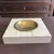 Foto de um(a) Elegante Porta-cartões Cinzeiro Estilo Art Deco, da categoria de Cinzeiros. Elegante porta-cartões, também pode ser um cinzeiro em folhas de marfim com bronze. Estilo Art Deco. Diâmetro 16cm. Mostrado de uma perspectiva diferente. Vendido no marketplace Trésors.