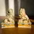 Foto de um(a) Antiga Rara Escultura Oriental Chinesa Casal De Cães Fó, da categoria de Escultura. ~ Os guardiões ~Antigo e diferente casal de Cães de Fó, moldados e pintados à mão. Para quem não sabe O Cão de Fó têm a... Mostrado de uma perspectiva diferente. Vendido no marketplace Trésors.