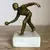 Foto de um(a) Antiga Linda Escultura De Bronze Art Deco Jogador De Bocha, da categoria de Escultura. Antiga e diferente escultura em bronze maciço de excelente qualidade, com base em mármore italiano. Representando jogador de... Mostrado de uma perspectiva diferente. Vendido no marketplace Trésors.