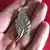 Foto de um(a) Fino Broche No Formato De Folha Banhado A Ouro, da categoria de Outros colecionáveis. Peça feita à mãoaproximadamente 5cm. Mostrado de uma perspectiva diferente. Vendido no marketplace Trésors.