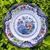 Foto de um(a) Antigo Raro Prato Decorativo Em Porcelana Holandesa Floral, da categoria de Pratos Decorativos. Antigo prato decorativo em porcelana artística holandesa. Lindas cores e decoração floral. Diâmetro 24cm. Mostrado de uma perspectiva diferente. Vendido no marketplace Trésors.
