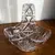 Foto de um(a) Antiga Cesta Decorativa Em Cristal Tcheco Lapidado Mao, da categoria de Cestos e Caixas. Antiga e linda cesta em cristal tcheco, toda lapidada à mão. Medidas 15x16cm. Mostrado de uma perspectiva diferente. Vendido no marketplace Trésors.