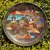 Foto de um(a) Antigo Prato Medalhão Oriental Em Porcelana Satsuma Imperial, da categoria de Pratos Decorativos. Satsuma Imperial. Antigo e grande prato medalhão decorativo em porcelana artística japonesa, ricamente pintado à mão com... Mostrado de uma perspectiva diferente. Vendido no marketplace Trésors.