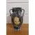 Foto de um(a) Belo vaso ao estilo veneziano em formato de ânfora, da categoria de Vasos. Belíssimo vaso em cerâmica em formato de ânfora, caracterizado por um design clássico e ornamentado que remete ao estilo... Mostrado de uma perspectiva diferente. Vendido no marketplace Trésors.