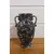 Foto de um(a) Belo vaso ao estilo veneziano em formato de ânfora, da categoria de Vasos. Belíssimo vaso em cerâmica em formato de ânfora, caracterizado por um design clássico e ornamentado que remete ao estilo... Mostrado de uma perspectiva diferente. Vendido no marketplace Trésors.