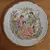 Foto de um(a) Lindo prato de coleção porcelana Limoges, da categoria de Pratos Decorativos. Belíssimo prato decorativo em porcelana de Limoges, fabricado na França, apresenta uma clássica cena romãnica inspirada no... Mostrado de uma perspectiva diferente. Vendido no marketplace Trésors.