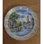 Foto de um(a) Lindo prato de coleção em porcelana, da categoria de Pratos Decorativos. Lindíssimo prato em porcelana, que apresenta uma pintura cênica de Bruges, na Bélgica, destacando um de seus famosos canais... Mostrado de uma perspectiva diferente. Vendido no marketplace Trésors.