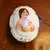 Foto de um(a) Antiga Caixa Porta Jóias Porcelana Alemã Pintado À Mão, da categoria de Porta-Jóias. Antiga caixa em porcelana antiga, com figura de dama pintada à mão. Alt: 7cmComp: 15cmLarg: 11cm. Mostrado de uma perspectiva diferente. Vendido no marketplace Trésors.