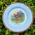 Foto de um(a) Antigo Prato Decorativo Porcelana Alemã Com Alces, da categoria de Pratos Decorativos. Antigo prato decorativo em porcelana artística alemã, decoração com alces e filetes de ouro. Diâmetro 21cm. Mostrado de uma perspectiva diferente. Vendido no marketplace Trésors.