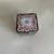 Foto de um(a) Antiga Rara Caixinha De Coleção Prata E Murano Millefiori, da categoria de Cestos e Caixas. Linda peça feita à mão. Itália. Século XXaproximadamente 3x3x4cm. Mostrado de uma perspectiva diferente. Vendido no marketplace Trésors.