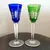 Foto de um(a) Antigo Par De Cálices Cristal Francês Baccarat Azul E Verde, da categoria de Taças. Antigo par de cálices em cristal francês Baccarat, corpo e hastes ricamente lapidados à mão, Cristal doublé verde e azul.... Mostrado de uma perspectiva diferente. Vendido no marketplace Trésors.