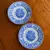 Foto de um(a) Antigo Par De Pratos Porcelana Inglesa Ridgway Azul E Branco, da categoria de Pratos Decorativos. Ridgway Porcelain. A família Ridgway foi uma das mais importantes dinastias que fabricavam a cerâmica de Staffordshire, com... Mostrado de uma perspectiva diferente. Vendido no marketplace Trésors.
