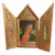 Foto de um(a) Arte Sacra Antigo Raro Oratório Tríptico Em Madeira E Ouro, da categoria de Objetos religiosos e espirituais. Arte Sacra. Antigo e lindo oratório tríptico. Madeira policromada com ouro, com detalhes pintados à mão. Século XX. Medidas... Vendido no marketplace Trésors.