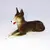Foto de um(a) Antiga Pequena Escultura Bibelô Cachorro Pastor Em Porcelana, da categoria de Escultura. Antigo bibelô em porcelana alemã. Década de 1950. Medidas 9x14cm. Mostrado de uma perspectiva diferente. Vendido no marketplace Trésors.