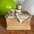 Foto de um(a) Antigo Escultura De Gato Biscuit Italiano Capodimonte, da categoria de Escultura. Capodimonte. Antiga escultura artística moldada e pintada à mão em biscuit italiano, representado lindo gatinho deitado.... Mostrado de uma perspectiva diferente. Vendido no marketplace Trésors.