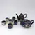 Foto de um(a) Antigas Miniaturas Conjunto De Chá Em Bronze Cloisonné, da categoria de Outros colecionáveis. Contem 2 bules que medem 6x8cm E 6 canequinhas, todas as peças em bronze esmaltadas à mão, uma arte!. Mostrado de uma perspectiva diferente. Vendido no marketplace Trésors.