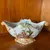 Foto de um(a) Antiga Floreira Centro De Mesa Porcelana Dp Cena Galante, da categoria de Cachepot. Antigo cachepot, floreira ou centro de mesa em porcelana nacional com cenas galantes. Detalhes com filetes de ouro. Peça... Mostrado de uma perspectiva diferente. Vendido no marketplace Trésors.