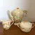Foto de um(a) Antigo Conjunto Café Chá Porcelana Inglesa Brentleigh Ware, da categoria de Conjuntos de café e chá. Antigo e muito decorativo jogo de café ou chá Art Deco em porcelana Inglesa Brentleigh Ware Staffordshire. O nome dessa... Mostrado de uma perspectiva diferente. Vendido no marketplace Trésors.