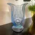 Foto de um(a) Antigo Raro Vaso Art Deco Walther & Sohne Em Vidro Alemão, da categoria de Vasos. Walter & Sohne. Antigo e lindo vaso azul em vidro artístico de ótima qualidade moldado e prensado com uvas em relevo. Da... Mostrado de uma perspectiva diferente. Vendido no marketplace Trésors.
