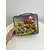 Foto de um(a) ​Antiga e rara lancheira da Disney, de 1979 em metal, da categoria de Outros colecionáveis. Antiga e rara lancheira da Disney, de 1979. Em metal estampado. Com marcas do tempo e uso como nas fotos. Medidas: 20x19cm. Mostrado de uma perspectiva diferente. Vendido no marketplace Trésors.