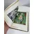 Foto de um(a) Livro capa dura em português - Picasso - 1981, da categoria de Livros. Livro capa dura em português, de 1981, muito ilustrado a cores, sobre as obras de Picasso. Marcas do tempo e uso. 150... Mostrado de uma perspectiva diferente. Vendido no marketplace Trésors.