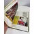 Foto de um(a) Livro capa dura em português - Picasso - 1981, da categoria de Livros. Livro capa dura em português, de 1981, muito ilustrado a cores, sobre as obras de Picasso. Marcas do tempo e uso. 150... Mostrado de uma perspectiva diferente. Vendido no marketplace Trésors.