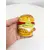 Foto de um(a) Saleiro em cerâmica formato hamburguer, da categoria de Saleiros e pimenteiros. Saleiro em cerâmica com tampa na base em silicone. Perfeito estado. Medidas: 7x5cm. Mostrado de uma perspectiva diferente. Vendido no marketplace Trésors.
