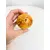 Foto de um(a) Saleiro em cerâmica formato hamburguer, da categoria de Saleiros e pimenteiros. Saleiro em cerâmica com tampa na base em silicone. Perfeito estado. Medidas: 7x5cm. Mostrado de uma perspectiva diferente. Vendido no marketplace Trésors.
