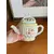 Foto de um(a) ​Pequeno bule em porcelana pintada à mão, da categoria de Bules. Pequeno bule em porcelana pintado a mão. Possui apenas uma folha quebrada, mas é quase imperceptível. Medidas: 14 x 13cm. Mostrado de uma perspectiva diferente. Vendido no marketplace Trésors.