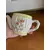 Foto de um(a) ​Pequeno bule em porcelana pintada à mão, da categoria de Bules. Pequeno bule em porcelana pintado a mão. Possui apenas uma folha quebrada, mas é quase imperceptível. Medidas: 14 x 13cm. Mostrado de uma perspectiva diferente. Vendido no marketplace Trésors.
