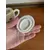 Foto de um(a) ​Pequeno bule em porcelana pintada à mão, da categoria de Bules. Pequeno bule em porcelana pintado a mão. Possui apenas uma folha quebrada, mas é quase imperceptível. Medidas: 14 x 13cm. Mostrado de uma perspectiva diferente. Vendido no marketplace Trésors.