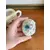 Foto de um(a) ​Pequeno bule em porcelana pintada à mão, da categoria de Bules. Pequeno bule em porcelana pintado a mão. Possui apenas uma folha quebrada, mas é quase imperceptível. Medidas: 14 x 13cm. Mostrado de uma perspectiva diferente. Vendido no marketplace Trésors.