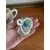 Foto de um(a) ​Pequeno bule em porcelana pintada à mão, da categoria de Bules. Pequeno bule em porcelana pintado a mão. Possui apenas uma folha quebrada, mas é quase imperceptível. Medidas: 14 x 13cm. Mostrado de uma perspectiva diferente. Vendido no marketplace Trésors.